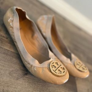 Tory Burch Womens Caroline Brown Patent Leather Slip On Ballet Flat Natural 9